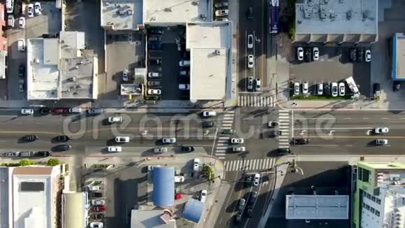洛杉矶市格伦代尔的空中俯视图视频的预览图