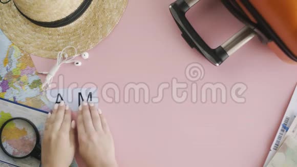 顶视图手躺在粉红色桌子上上面写着AMSTERDAM视频的预览图