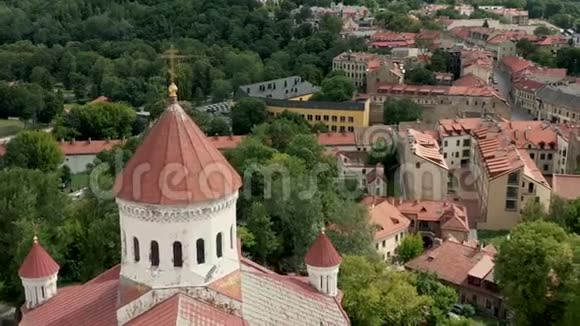 维尔纽斯立陶宛2019年7月空无人驾驶飞机观看休眠大教堂塔和乌苏比斯地区的屋顶视频的预览图