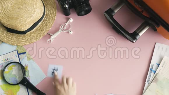 顶部的双手躺在粉红色的书桌上上面写着新加坡语视频的预览图