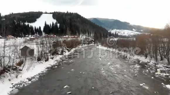 飞机接近乌克兰山河视频的预览图