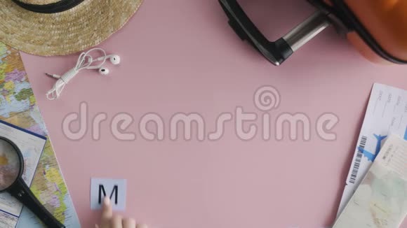上面的双手躺在粉红色的桌子上上面写着Mumbai视频的预览图