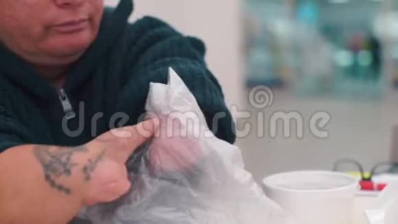 残疾人用手打开塑料袋视频的预览图