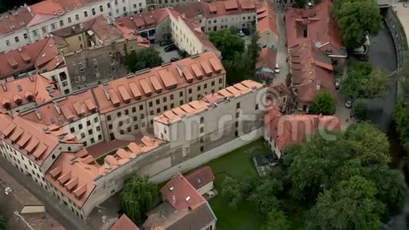 维尔纽斯立陶宛2019年7月维尔纽斯老市中心Uzupis区屋顶的空中全景视频的预览图