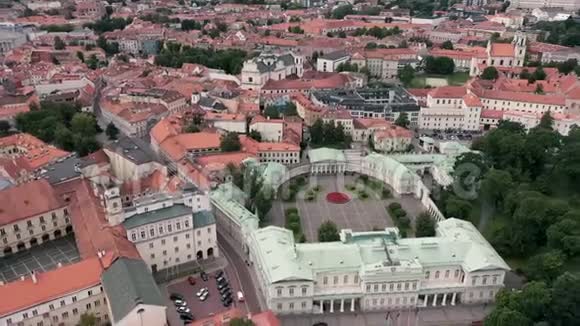 维尔纽斯立陶宛2019年7月鸟瞰老市中心和维尔纽斯总统府的屋顶视频的预览图