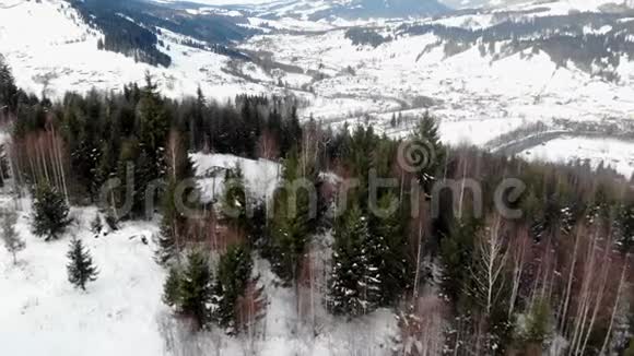 空中无人机在山林中的视野冬季景观视频的预览图