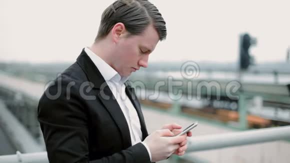 年轻人在手机上写信息视频的预览图