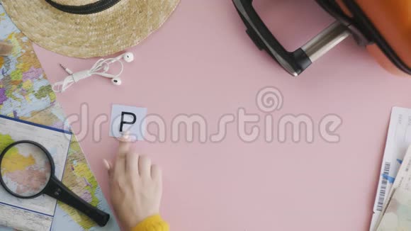 上面的双手躺在粉红色的桌子上视频的预览图