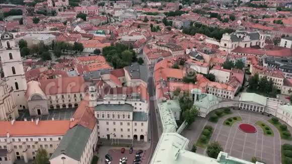 维尔纽斯立陶宛2019年7月鸟瞰旧市中心和庭院总统官邸的屋顶视频的预览图