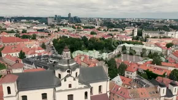 维尔纽斯立陶宛2019年7月鸟瞰圣教堂精神俯瞰维尔纽斯老城区中心视频的预览图