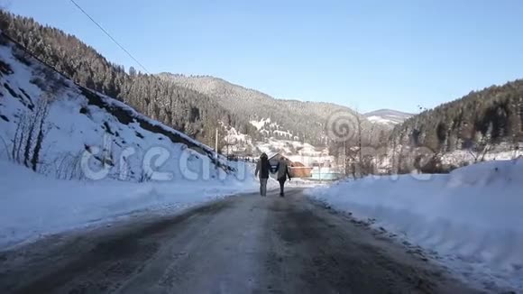 角度从开车s侧车辆行驶在雪山大道上视频的预览图