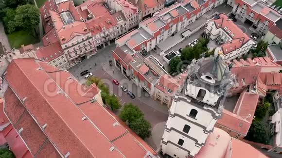 维尔纽斯立陶宛2019年7月空中无人机观看圣约翰教堂与钟楼和屋顶的旧城市视频的预览图