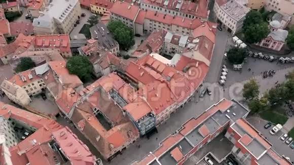 维尔纽斯立陶宛2019年7月维尔纽斯老市中心房屋屋顶的空中全景视频的预览图