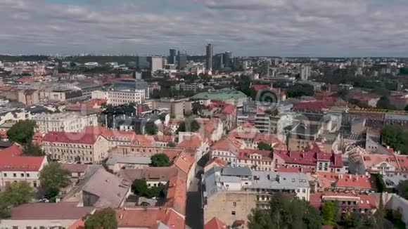 维尔纽斯立陶宛2019年7月对比建筑旧城市和现代都市维尔纽斯的空中景观视频的预览图