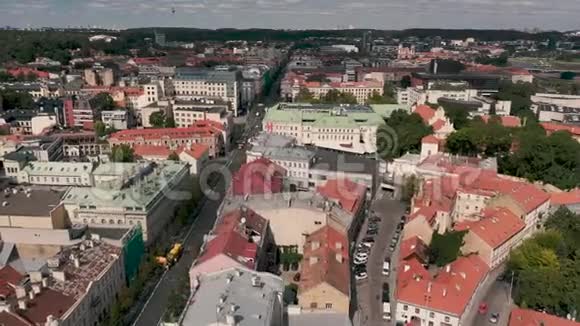 维尔纽斯立陶宛2019年7月空中无人机对维尔纽斯房屋屋顶和城市景观的看法视频的预览图