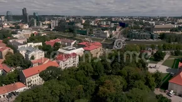 维尔纽斯立陶宛2019年7月鸟瞰大教堂广场与钟楼和下堡在维尔纽斯视频的预览图