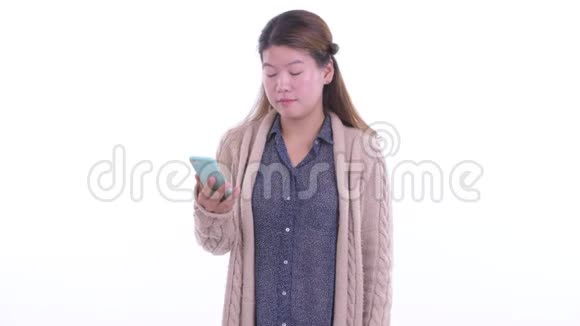 快乐的年轻亚洲女人打电话准备过冬视频的预览图