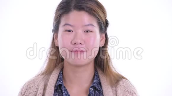 一脸快乐的年轻亚洲女人点头是的准备过冬了视频的预览图