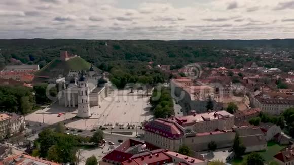 维尔纽斯立陶宛2019年7月鸟瞰美丽的大教堂广场与钟楼和城堡视频的预览图