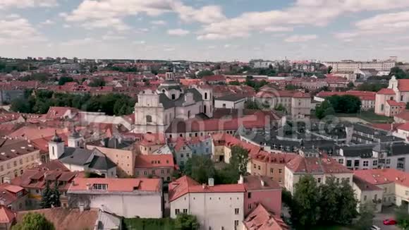 维尔纽斯立陶宛2019年7月鸟瞰圣教堂维尔纽斯老市中心的精神和俯视视频的预览图