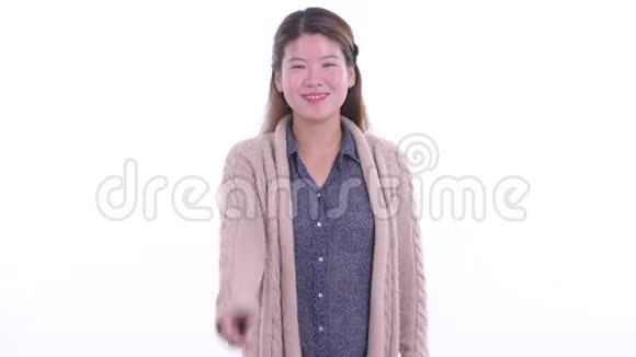 快乐的年轻亚洲女人为冬天准备握手视频的预览图