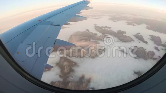 从飞机窗口俯瞰欧洲高山阿尔卑斯山视频的预览图