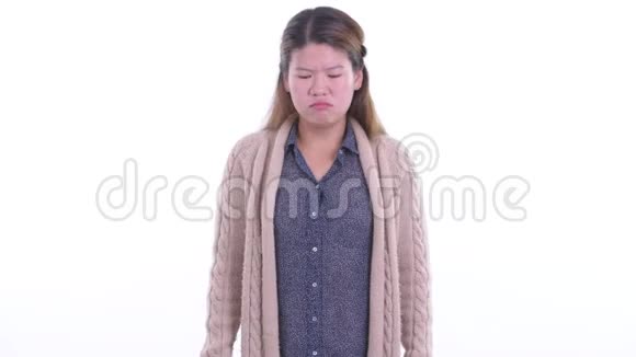 穿着衣服的年轻亚洲女人看起来悲伤为冬天哭泣视频的预览图