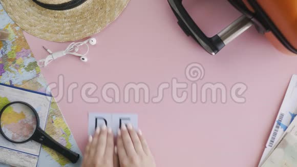 顶部的双手躺在粉红色的书桌上视频的预览图