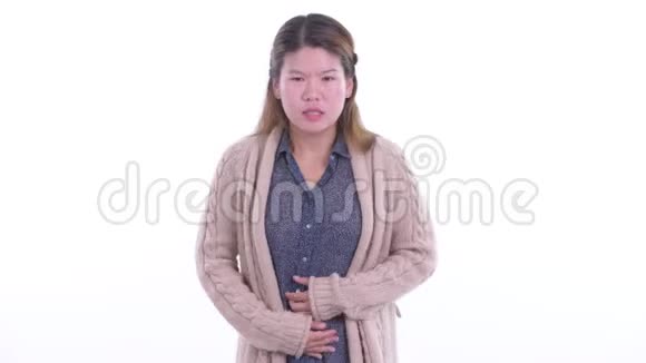 亚洲年轻女子冬季胃痛视频的预览图