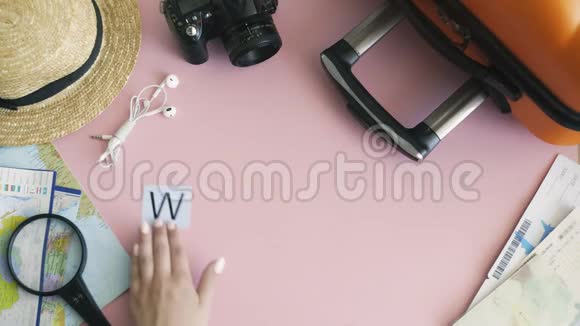 顶部的双手躺在粉红色的桌子上写着WEEKEND视频的预览图