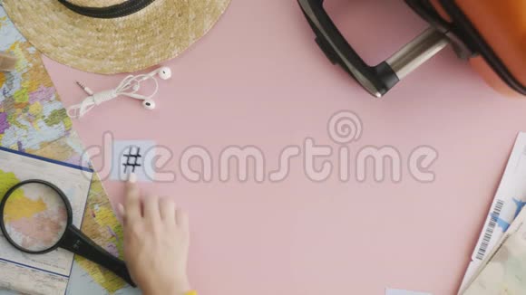 顶部的双手躺在粉红色的桌子上上面写着伊斯坦布尔视频的预览图