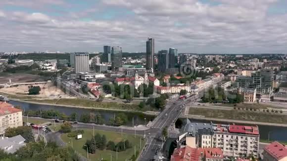 维尔纽斯立陶宛2019年7月在该市新工业区附近的Neris河上的桥的鸟瞰图视频的预览图