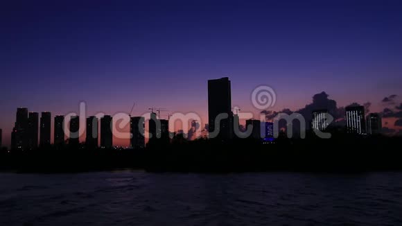 阿布扎比城市景观日落时的AlReem岛天空中的建筑轮廓视频的预览图