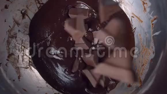 巧克力碎片落入液态巧克力视频的预览图