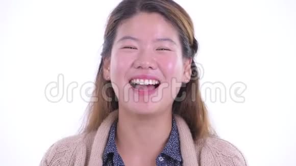 快乐的亚洲年轻女子笑容可掬准备过冬视频的预览图