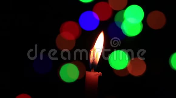 一支蜡烛燃烧着明亮的背景特写视频的预览图