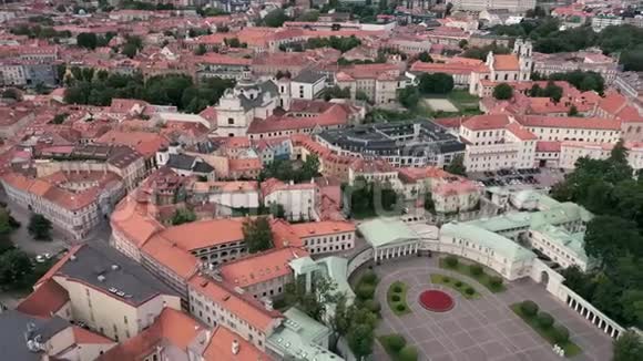 维尔纽斯立陶宛2019年7月鸟瞰老市中心和维尔纽斯总统府的屋顶视频的预览图