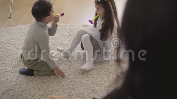 两个中东小孩子在玩派对口哨把他们从对方身边带走可爱的兄弟姐妹视频的预览图