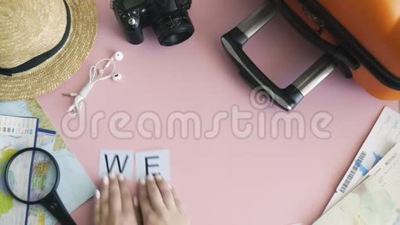 顶部的双手躺在粉红色的桌子上写着WEEKEND视频的预览图