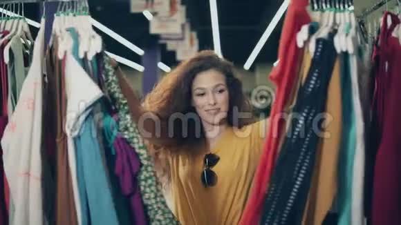 快乐的购物理念漂亮的女人在购物时挑选衣服视频的预览图