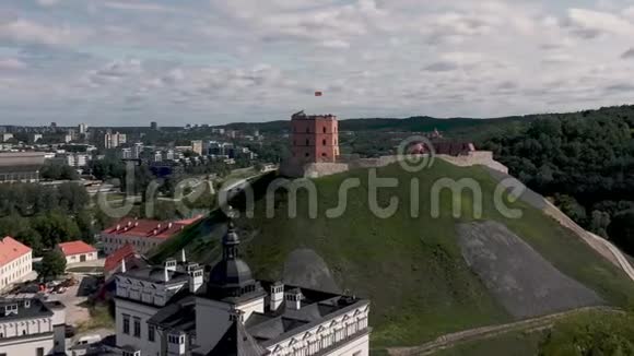 维尔纽斯立陶宛2019年7月鸟瞰城堡山和盖迪米纳斯塔在老城市维尔纽斯视频的预览图