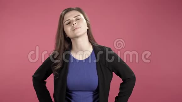 粉红色背景下闭着眼睛的幸福女人的肖像视频的预览图