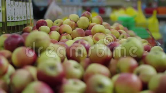 美丽成熟的红黄苹果超市市场健康天然的食物素食主义和素食主义视频的预览图