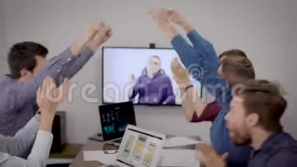 在办公室里人们通过视频通话为企业团队说好消息视频的预览图