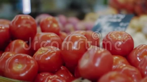 超市里的红西红柿蔬菜的背景保健食品素食主义和素食主义概念视频的预览图
