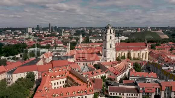 维尔纽斯立陶宛2019年7月鸟瞰圣约翰教堂钟楼和维尔纽斯城堡山视频的预览图
