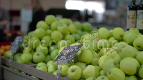 一堆绿色的苹果超市市场上漂亮的成熟苹果健康天然的食物素食主义视频的预览图