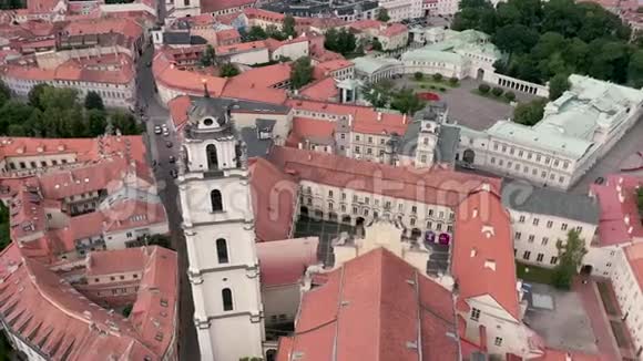 维尔纽斯立陶宛2019年7月鸟瞰圣约翰钟楼维尔纽斯大学的教堂和庭院视频的预览图