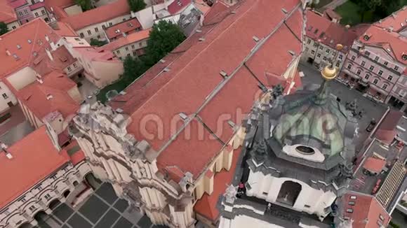维尔纽斯立陶宛2019年7月鸟瞰圣约翰钟楼维尔纽斯大学的教堂和庭院视频的预览图