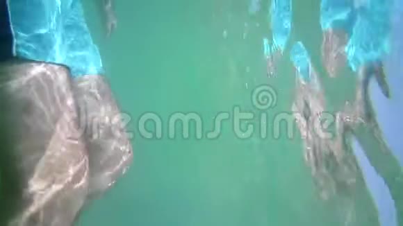 人在海里游泳视频的预览图